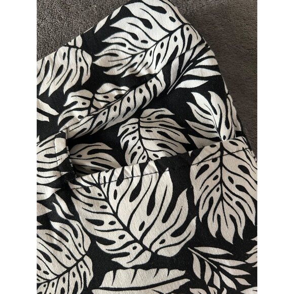 Terra & Sky Womens Black & White Tropical Leaf Print Shorts 2X (20W-22W) Stretch - Picture 3 of 5